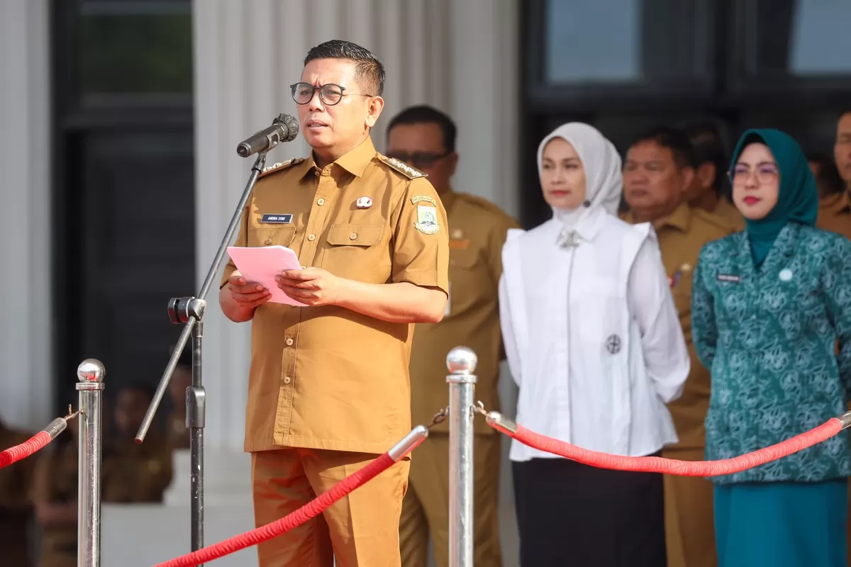 Andra Soni saat memimpin apel gabungan sekaligus halalbihalal bersama ASN di Lapangan Kantor Gubernur Banten, KP3B Curug, Kota Serang