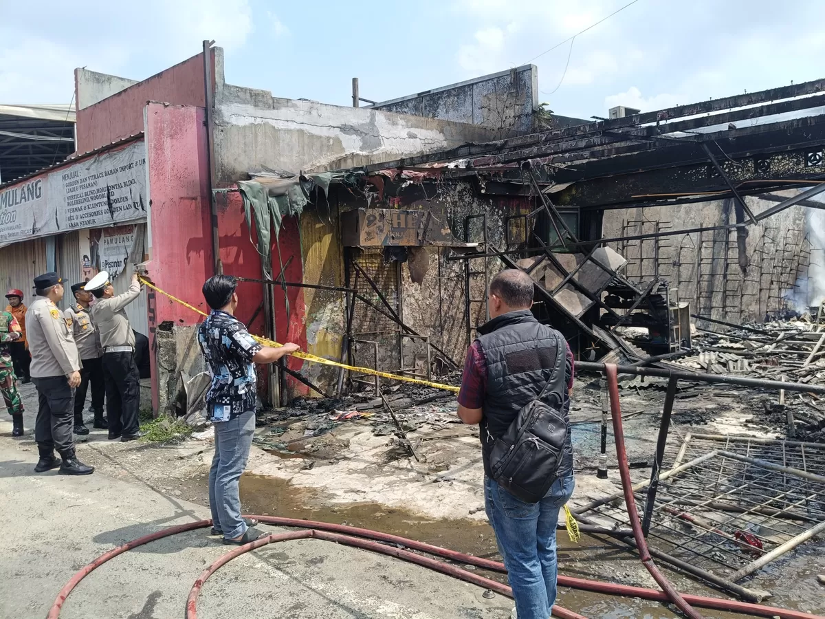 Berdasarkan pantauan awak media dari Kontributor Bidiktangsel.com di lokasi kejadian, api diduga berasal dari kabel induk di bagian atap belakang bengkel.