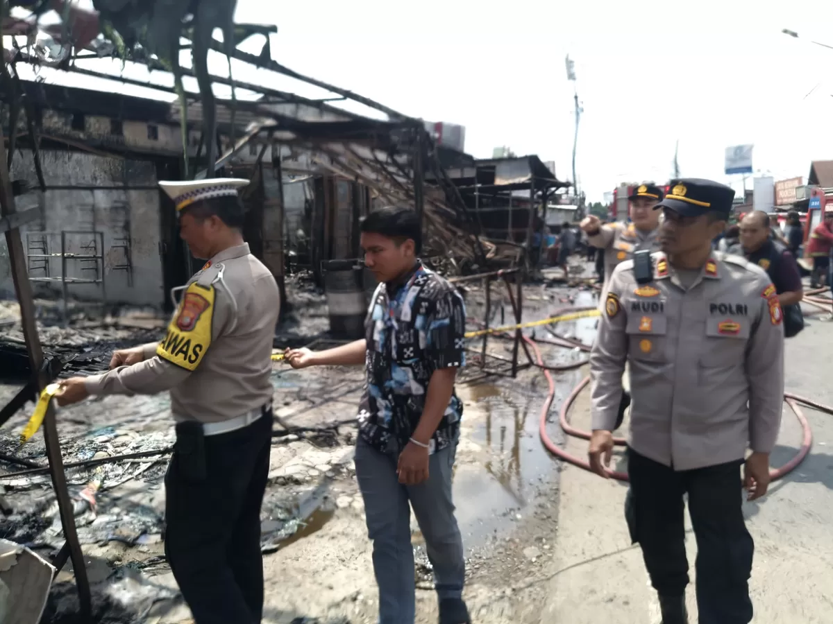 Peristiwa tersebut menyebabkan bangunan bengkel beserta sejumlah spare part dan kendaraan hangus terbakar. 