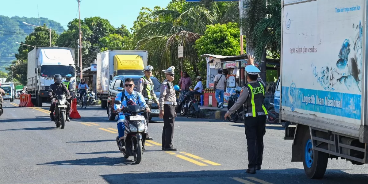 Insiden kemacetan panjang yang sempat terjadi di jalur utama menuju Pelabuhan Ketapang, Banyuwangi, Jawa Timur yang kini berhasil terurai.