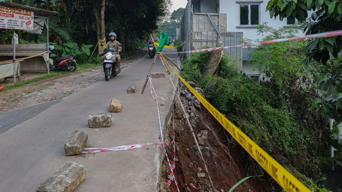 Longsor yang terjadi di Jalan Ciater&ndash;Rawa Macek, RW 03, Kelurahan Ciater, Kecamatan Serpong.