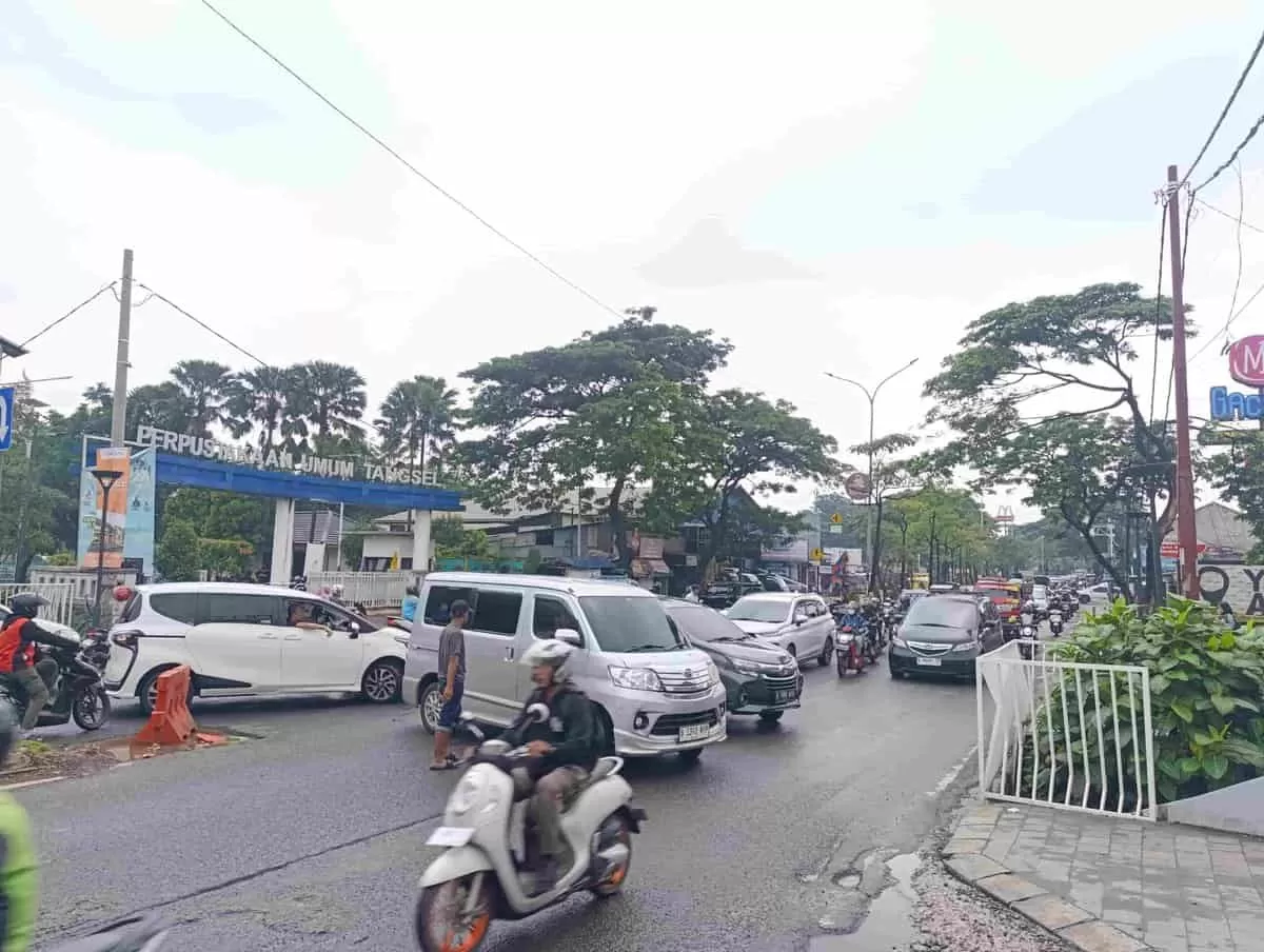 Pak Ogah mengatur arus kendaraan yang hendak putar balik di Jalan Ciater. (EKO SETIAWAN/SATELIT NEWS)