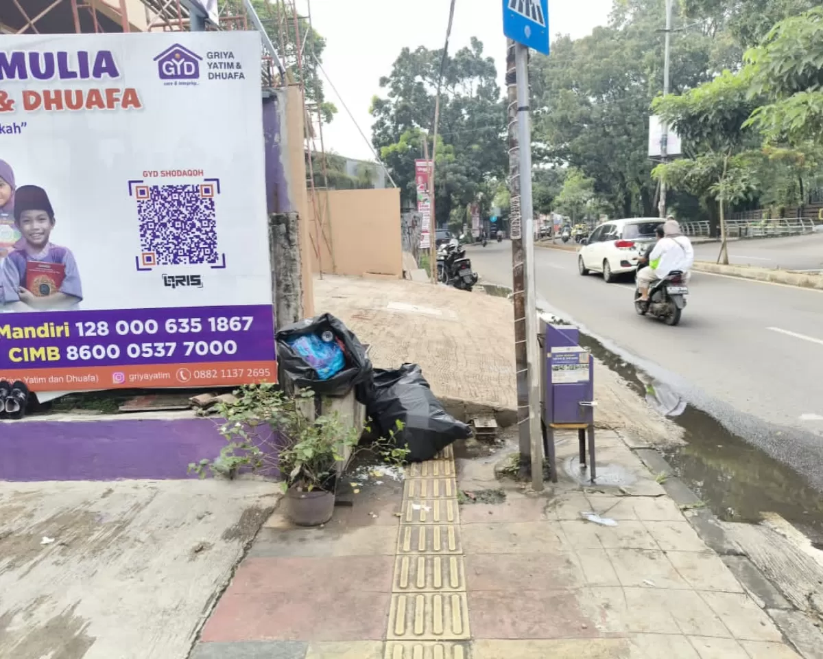 Jalur pedestrian di kawasan Rawamekarjaya, Kota Tangerang Selatan, diduga dibongkar dan dicor beton