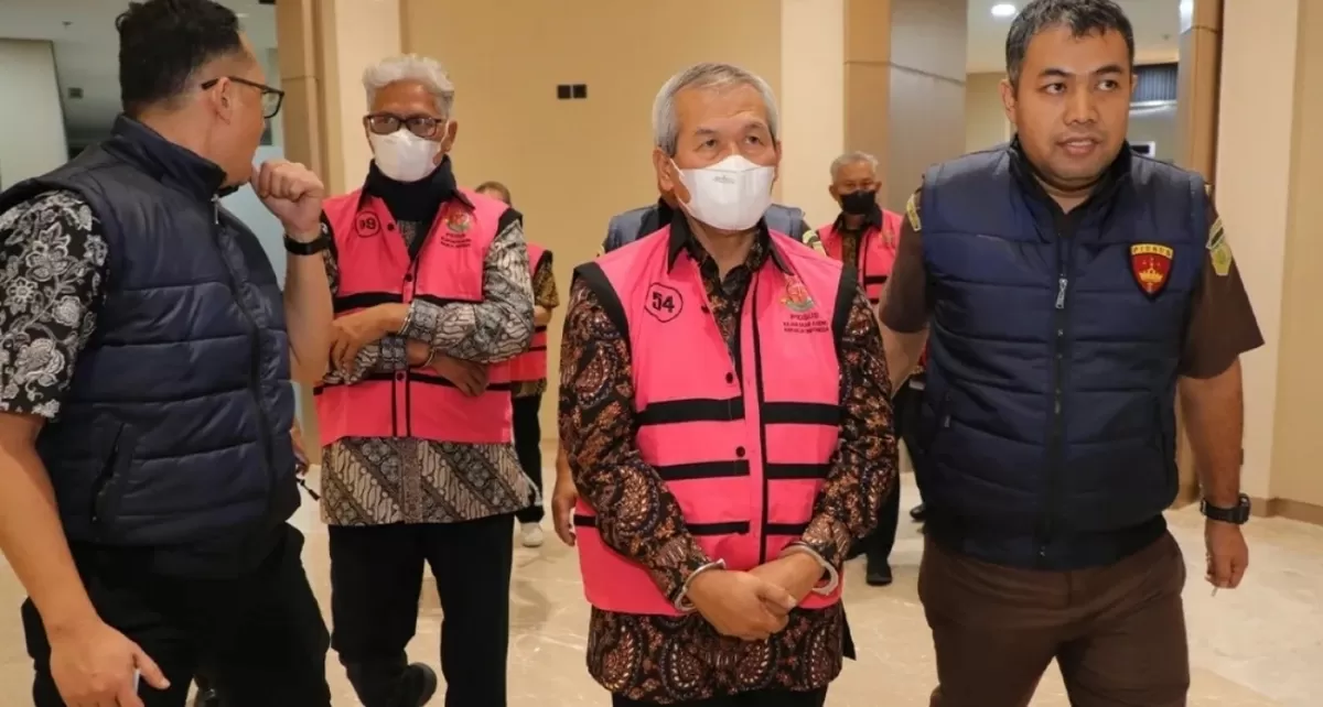 Momen Kejagung giring 8 orang, termasuk mantan Dirut BJB Yuddy Renaldi pada kasus pemberian kredit Sritex pada Juli 2025. (Kejaksaan RI)