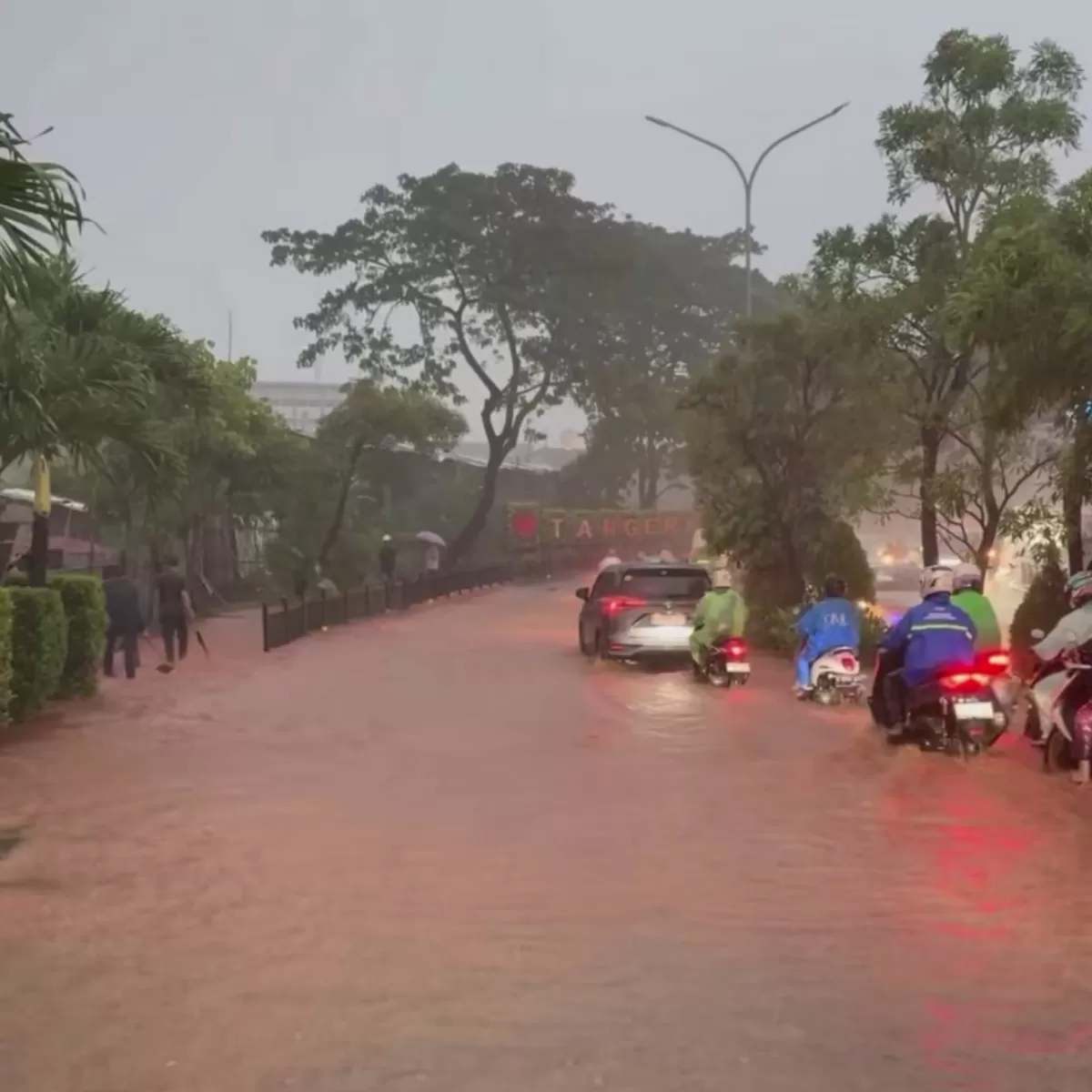 Berdasarkan pantauan dan unggahan akun Threads @wargatangsel, genangan air setinggi kurang lebih 40 sentimeter terlihat menguasai Jalan Ciater Raya.