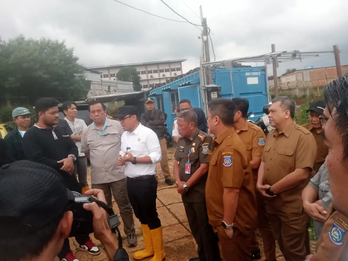 Pelaksanaan pekerjaan cut and fill tidak diiringi dengan langkah mitigasi dampak yang memadai, terutama terkait limpasan material ke jalan 
