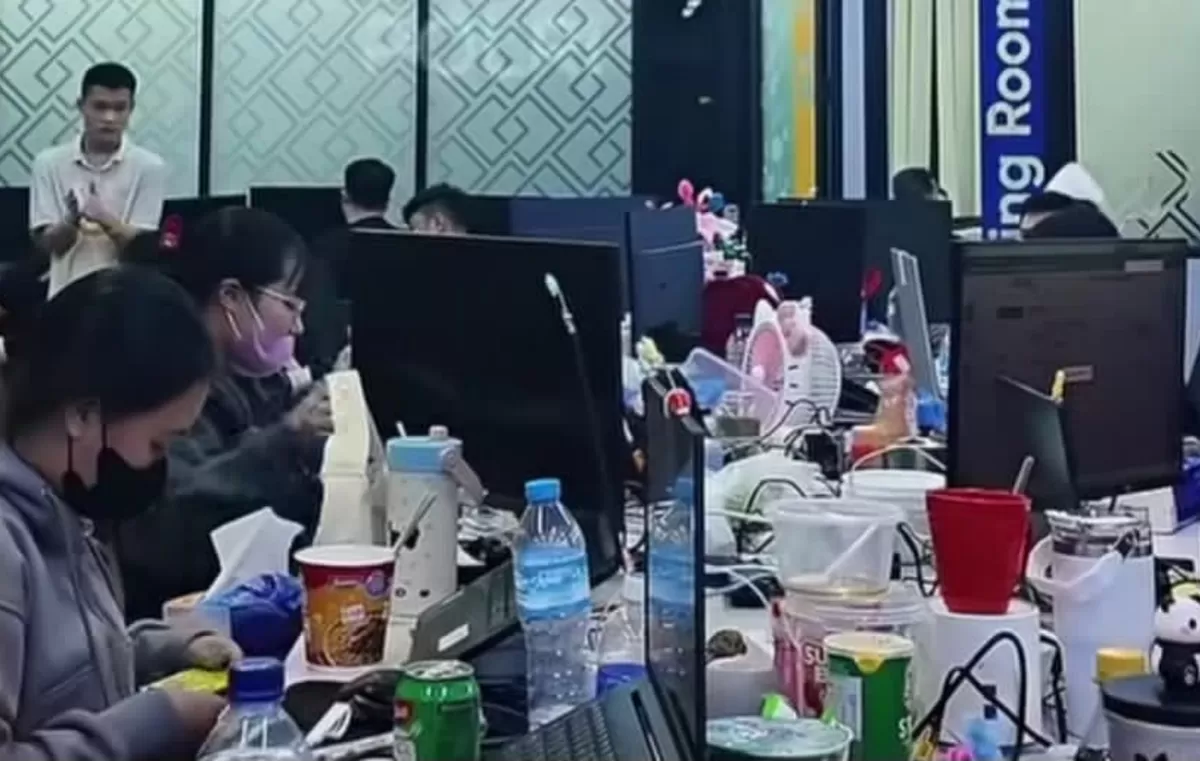 Penggerebekan 320 WNA dan satu WNI yang operasikan judol jaringan internasional di Jakbar. (Instagram/dittipidum_bareskrim)