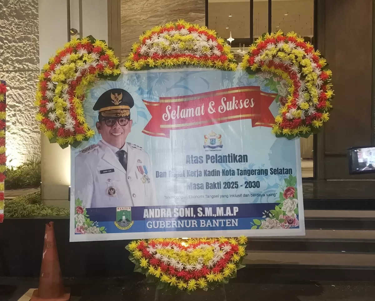 Sejumlah karangan bunga ucapan selamat mulai berdatangan ke lokasi acara di She La Vie Grand Ballroom Alam Sutera