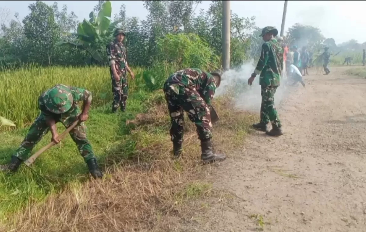 Jajaran TNI melalui kerja bakti lingkungan yang digelar pada Minggu pagi.
