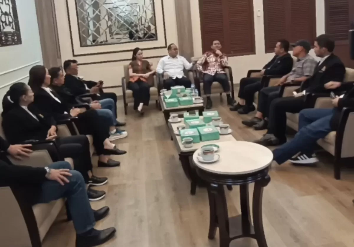 Melakukan audiensi dan silaturahmi dengan Ketua DPRD Kota Tangerang Selatan di Ruang Audiensi Lantai 1 DPRD Tangsel.