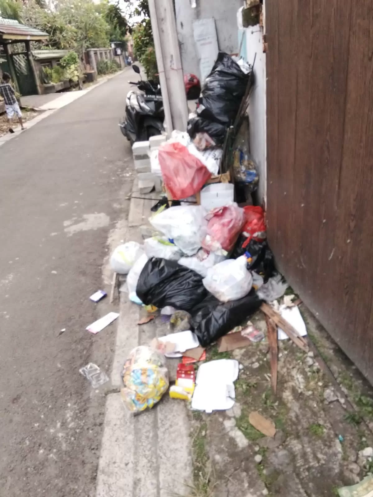 Selama hampir dua pekan meski telah membayar iuran pengangkutan sampah hingga tiga bulan ke depan.