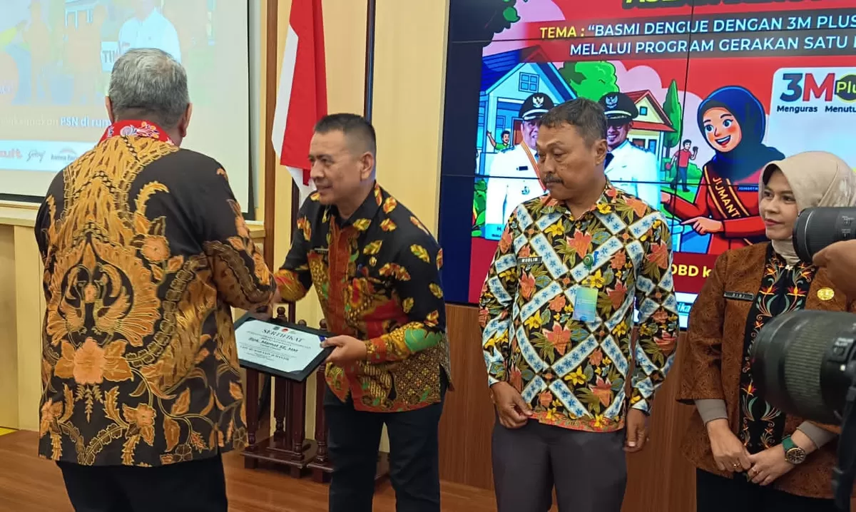 Penganugerahan Tanda Penghargaan Bidang Kesehatan kepada Camat Ciputat H. Mamat, SE., MM. atas perannya dalam pembinaan kewilayahan yang berhasil menggerakkan pelaksanaan program pengendalian Demam Berdarah Dengue (DBD)