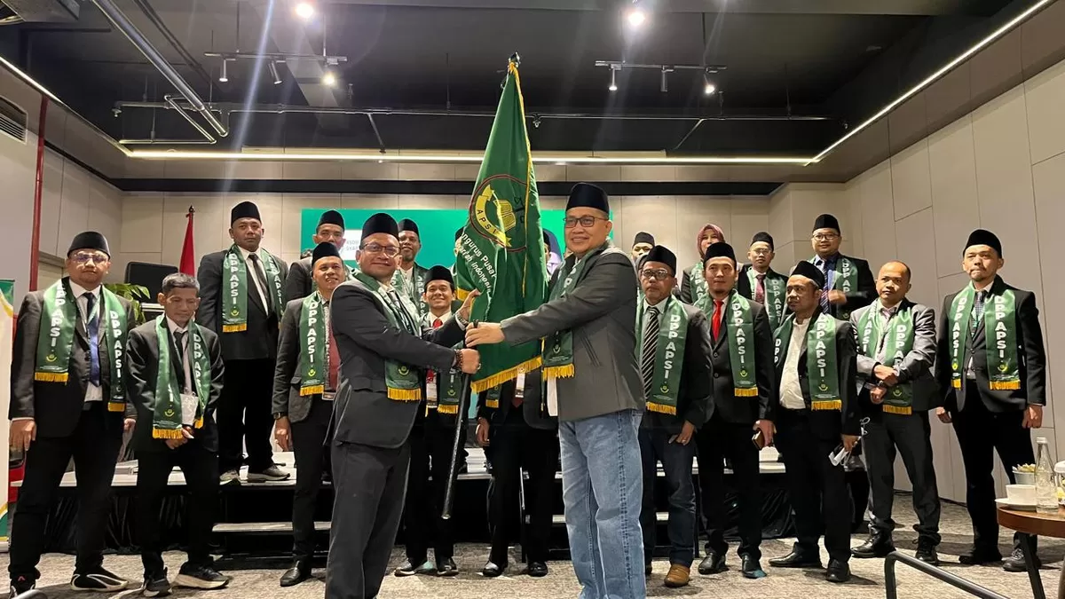 Ketua Umum Dewan Pengurus Pusat Asosiasi Pengacara Syari'ah Indonesia (DPP APSI) dalam pelantikan dan rapat kerja nasional DPP APSI yang diadakan hari ini di Jakarta.