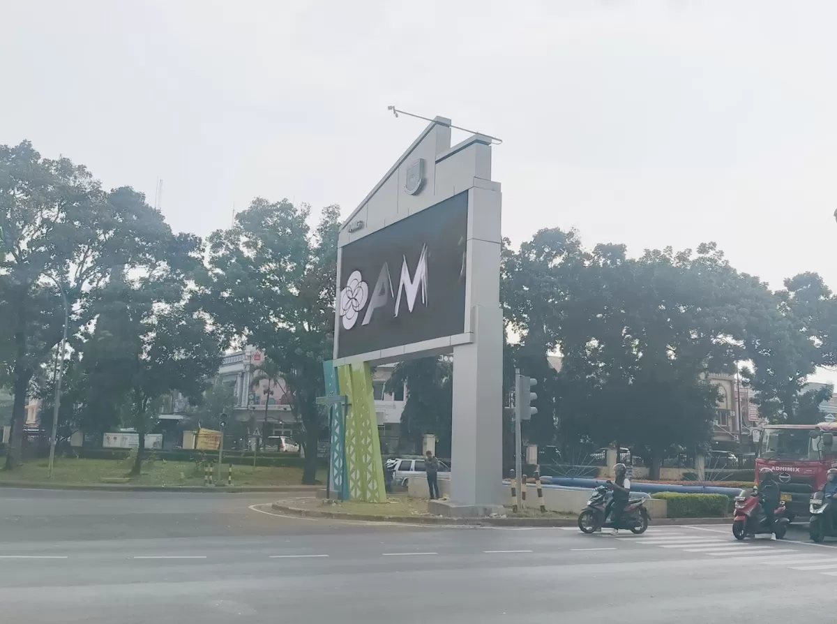 Layar digital itu juga telah menayangkan berbagai materi iklan komersial.
