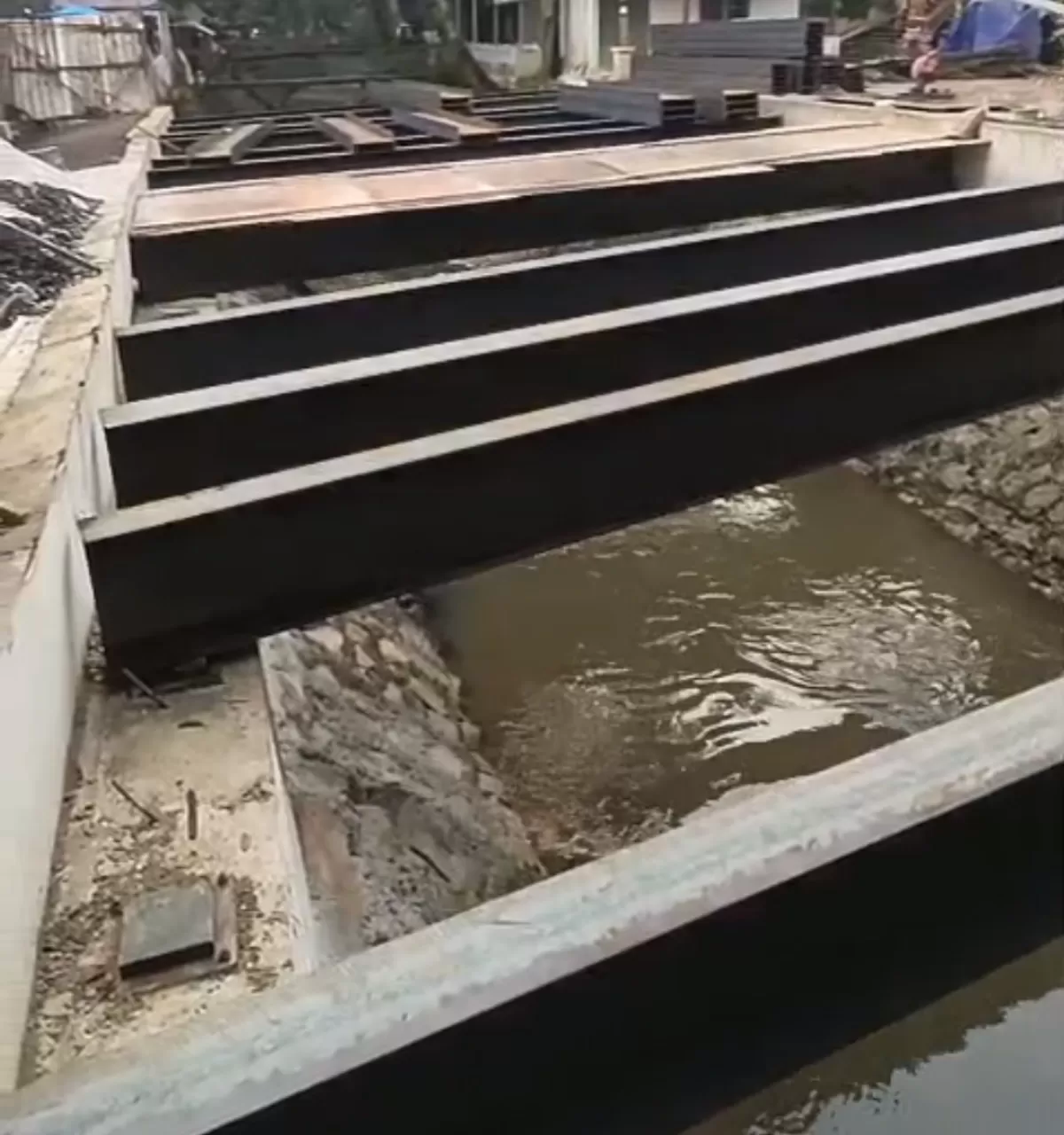 Terdapat pembangunan jembatan di atas aliran kali yang diduga belum memiliki izin resmi.