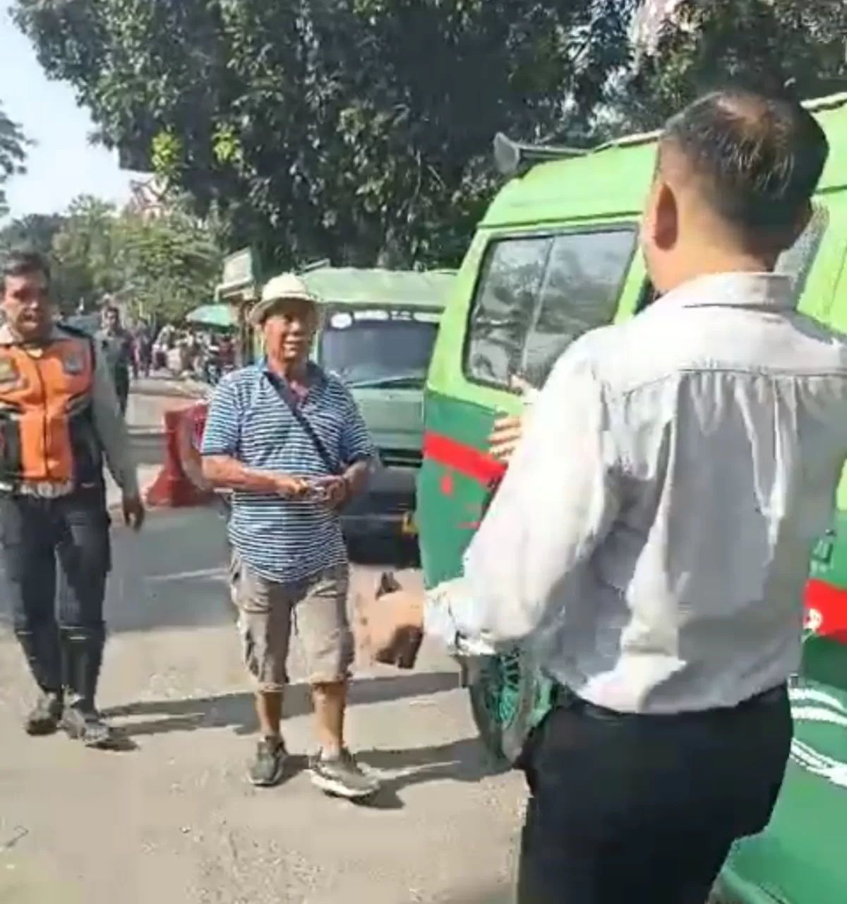 Para sopir angkutan kota (angkot) tidak lagi berhenti atau ngetem di badan jalan karena dinilai menjadi salah satu penyebab utama kepadatan arus lalu lintas di kawasan tersebut.