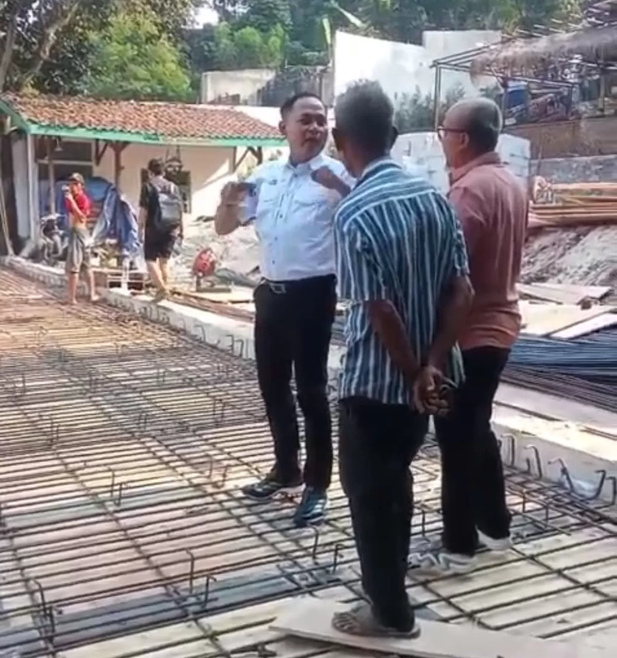 Politisi Fraksi Demokrat itu menegaskan, kondisi jembatan yang sudah terlanjur dibangun saat ini akan dibongkar seluruhnya.