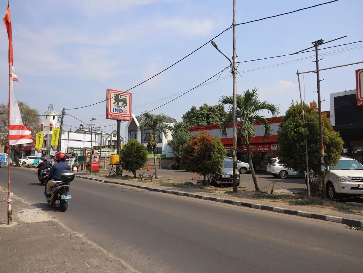 Kabel-kabel telekomunikasi yang sebelumnya menggantung di udara kini telah dipindahkan ke saluran bawah tanah.