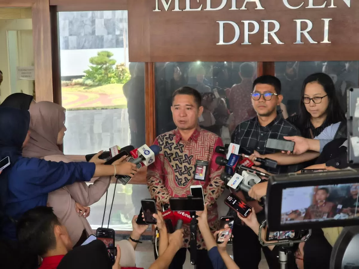 Deddy Sitorus, yang menyebut keberadaan wartawan di ruang rapat "seperti sirkus". 