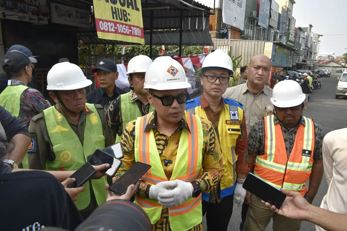 Wakil Wali Kota Tangerang Selatan Pilar Saga Ichsan meminta tindakan tegas terhadap penyedia layanan internet yang masih memasang kabel fiber optik 