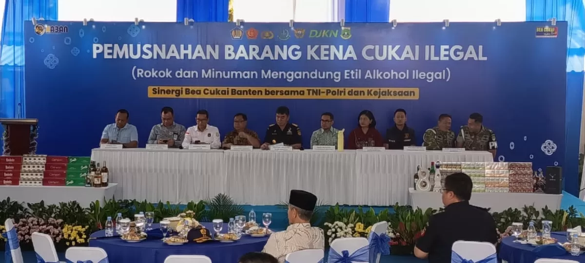 Memusnahkan barang kena cukai (BKC) ilegal berupa hasil tembakau serta minuman mengandung etil alkohol (MMEA), Jumat (21/8/2026).