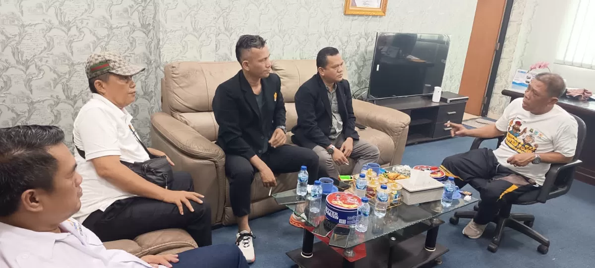 Audiensi Ketua Kadin Tangsel Marhadi, SE., MM. bersama Kepala Satpol PP Kota Tangerang Selatan Dahlan, S.Sos., di ruang kerja Kasatpol PP Tangsel, Kecamatan Setu, Kamis (20/8/2026).