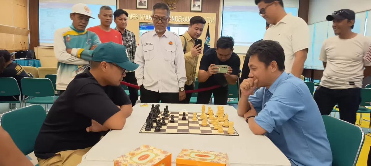 Pilar Saga Ichsan, turut turun langsung ke papan catur dan menjajal kemampuan serta strategi Ketua PWI Kota Tangerang Selatan, Ahmad Eko Nursanto.