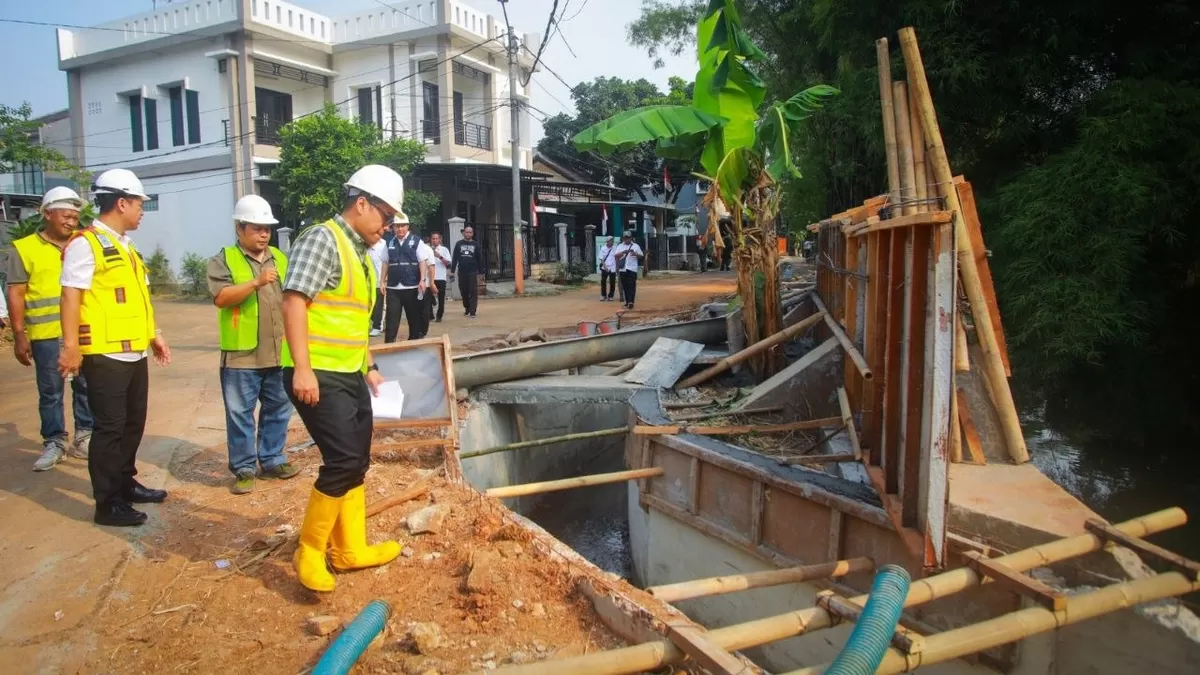 Pilar memastikan pembangunan infrastruktur pengendali tebing dan aliran air tersebut berjalan sesuai perencanaan.