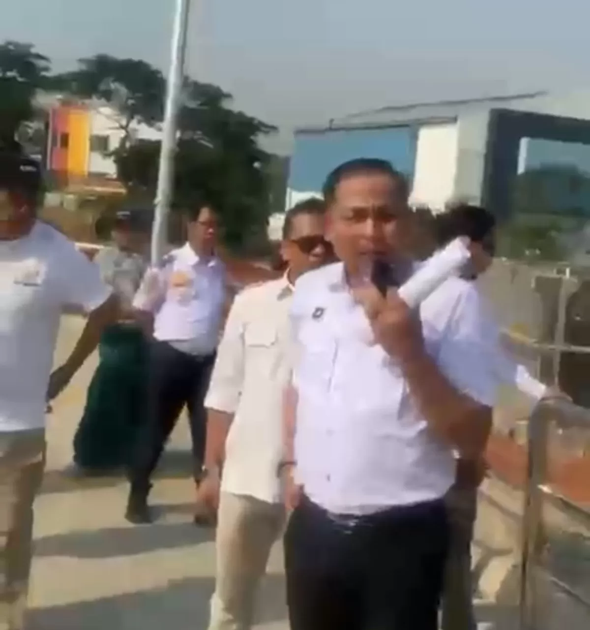 Julham Firdaus juga sempat berkomunikasi melalui telepon dengan Kasatpol PP Kota Tangerang Selatan, Dahlan.