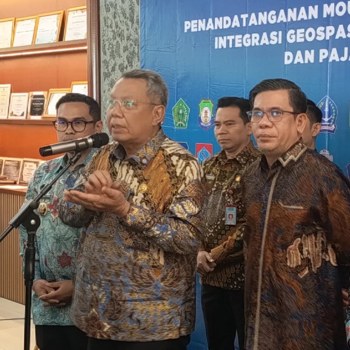Dalam konferensi pers tersebut turut hadir Wakil Wali Kota Tangsel Pilar Saga Ichsan dan Kepala Kantor Wilayah Badan Pertanahan Nasional (BPN) Provinsi Banten Harison Mocodompis.