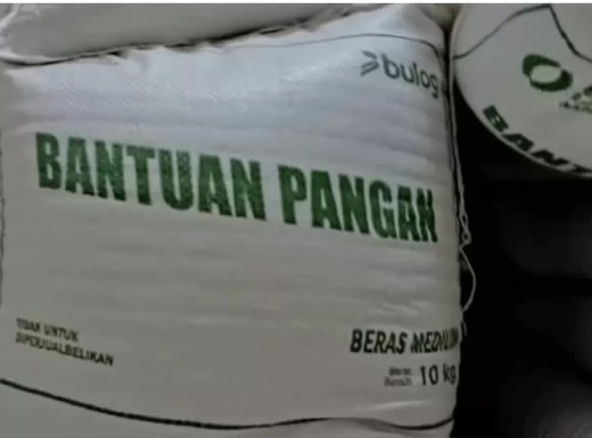 Penyaluran bantuan beras 30 kilogram di Kenali Besar, Kota Jambi jadi polemik karena perbedaan realisasi. (Dok. metrojambi.com)