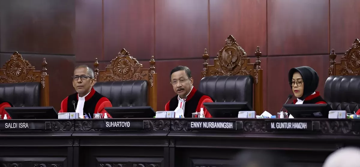 Sembilan hakim Mahkamah Konstitusi saat menangani perkara gugatan terkait ijazah Wakil Presiden Gibran Rakabuming Raka (web/mahkamah konstitusi).