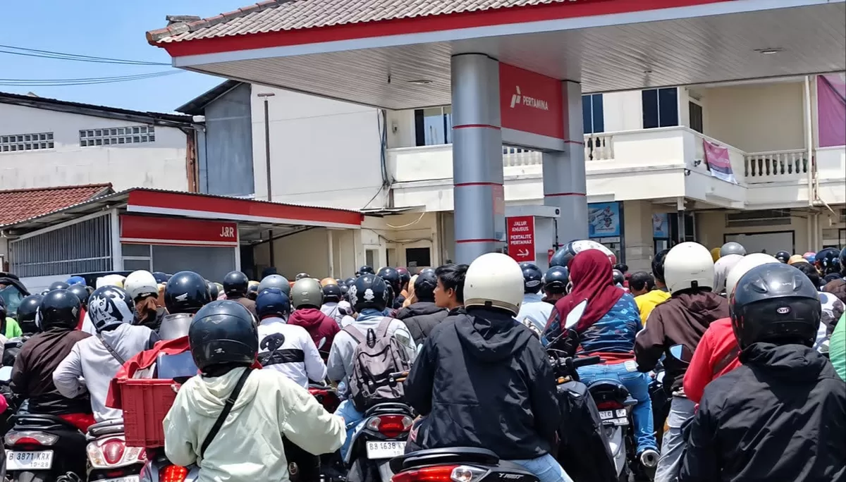 Ilustrasi pengisian BBM di SPBU. Warga Bali mengungkap Pertalite, Pertamax hingga Pertamax Turbo sulit ditemukan (TikTok/@om_enggar).