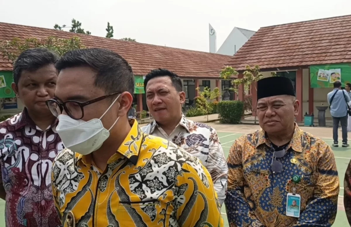 Wakil Wali Kota Tangerang Selatan Pilar Saga Ichsan yang mewakili Wali Kota Tangsel, Kepala Dinas Pendidikan dan Kebudayaan Tangsel Deden Deni, Camat Pondok Aren Hendra, serta Lurah Pondok Kacang Timur Murtado.