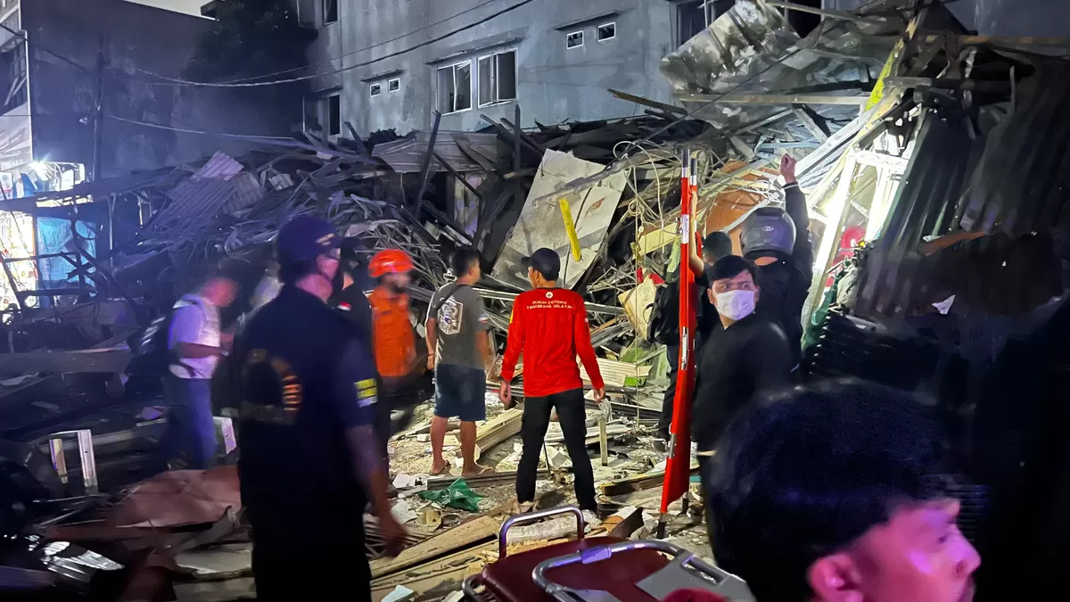 Polisi Cek TKP Ledakan Pasar Cimanggis, Satu Korban Meninggal di RS Fatmawati