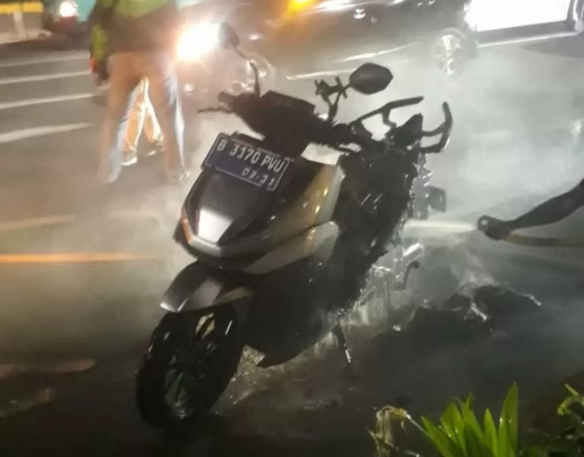 Penampakan motor listrik Alva N3 terbakar di Kolong Semanggi/foto facebook MOLIS Indonesia