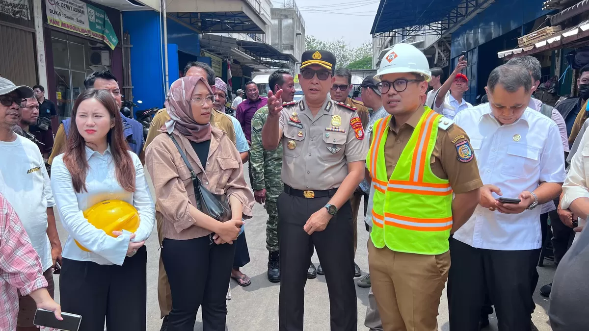 Wakil Wali Kota Tangsel Pilar Saga Ichsan saat meninjau bangunan terdampak bersama anggota DPRD Kota Tangsel Maria Teresa Subardja dan sejumlah organisasi perangkat daerah (OPD) terkait, Senin (19/10/2026).