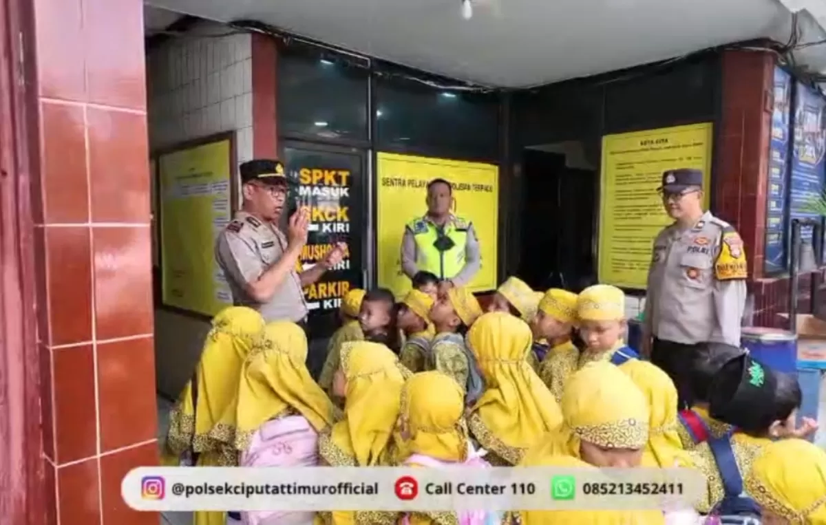 Murid TK El Himmah Cipayung melalui kegiatan edukasi Polisi Sahabat Anak di Markas Komando (Mako) Polsek Ciputat Timur