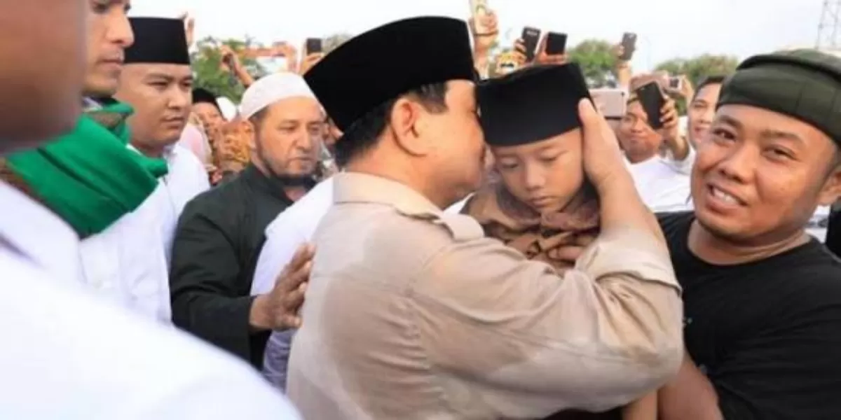 Kedekatan Presiden Prabowo dengan Anak-Anak, Bocah Peci Hitam Naik Kendaraan Maung (Dok. Istimewa)