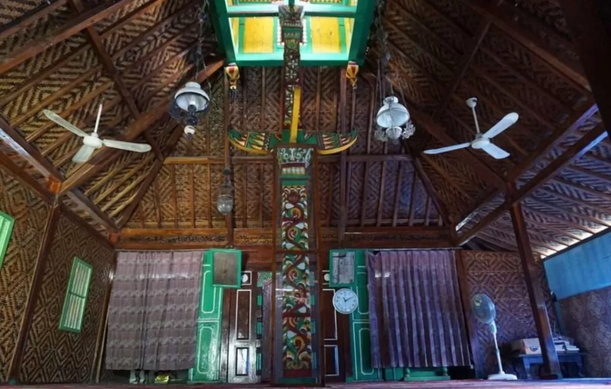 Bagian interior Masjid yang terdapat satu tiang Saka Tunggal (bangga bersarung)
