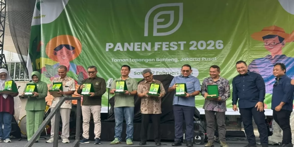 Panen News Rayakan 6 Tahun dengan Panen Fest 2026 di Lapangan Banteng, Ada Talkshow hingga Bazaar UMKM (CEO Promedia, Agus Sulistriyono saat menerima penghargaan untuk Promedia Group sebagai Kolaborator Diseminasi Informasi dan Publikasi Ketahanan Pangan di Panen Fest 2026. (Dok. Promedia))