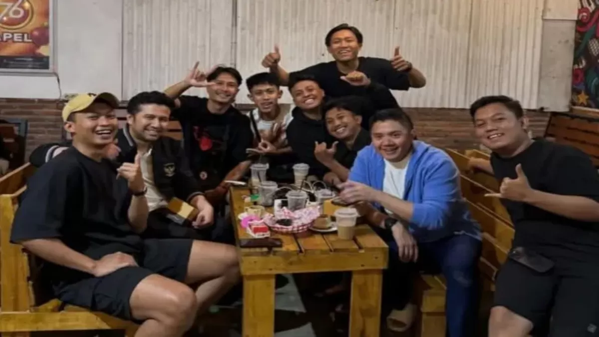 Seskab Teddy Asyik Nobar Timnas Futsal Indonesia vs Iran di Kafe Malang (Sekretaris Kabinet (Seskab), Teddy Indra Wijaya nonton bareng warga di Malang terkait laga final Timnas Futsal Indonesia di ajang AFC Futsal 2026. (Dokumentasi Pribadi))