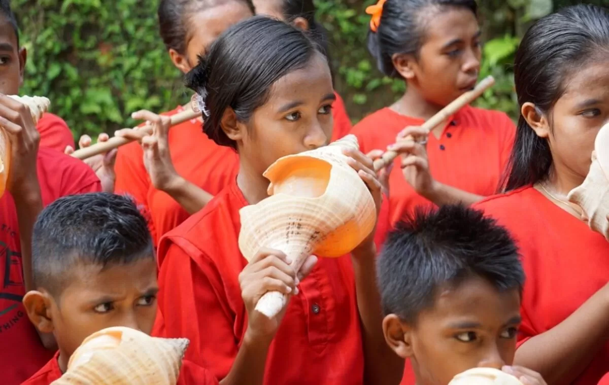 pelajar memainkan Tahuri atau Kerang Terompet (pariwisata Indonesia)