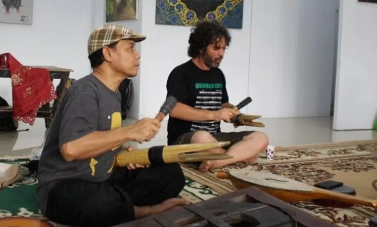Alat Musik Polopalo saat dimainkan (Pariwisata Indonesia)