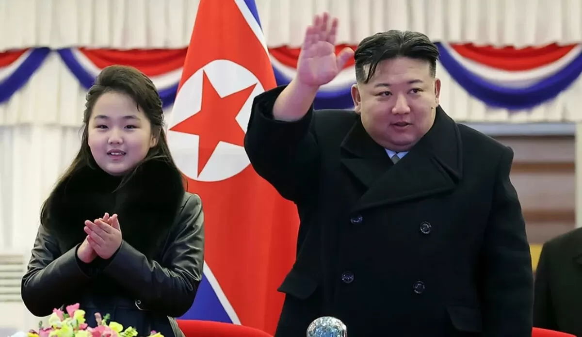 Kim Ju Ae kala bersama ayahnya Kim Jong In dalam acara kenegaraan (the guardians)