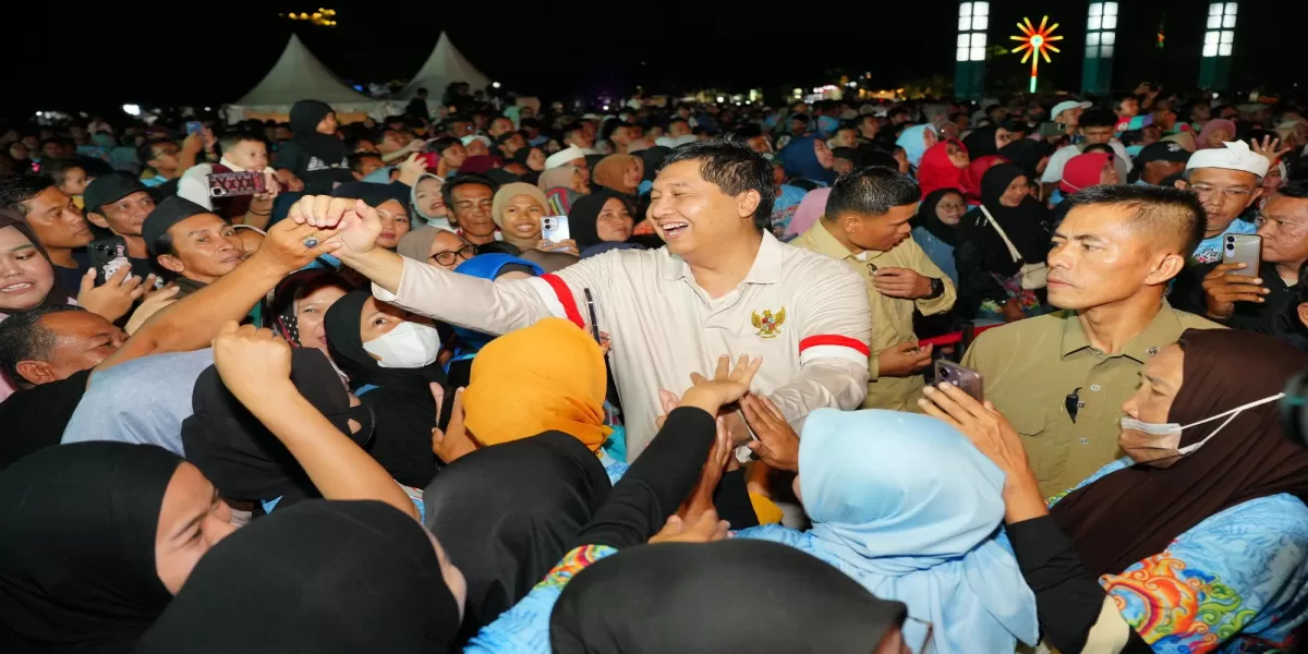 Dony Ahmad Munir Gabung Gerindra 2026, Strategi Baru Percepat Pembangunan Kabupaten Sumedang (Momen Bupati Sumedang Dony Ahmad Munir bercengkrama dengan masyarakat dalam agenda deklarasi bergabung dengan Partai Gerindra. (Dok. Gerindra))