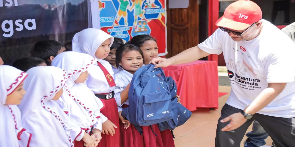 IFG Bersama Jamkrindo, Askrindo, Jasa Raharja, dan Jasindo Salurkan 4.000 Paket Sekolah bagi Anak SD di Sulawesi Utara (Dok.istimewa)
