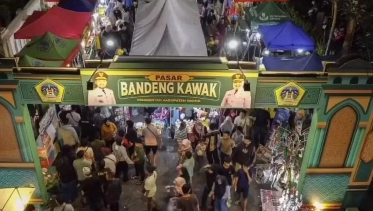 Suasana Pasar Bandeng di Gresik jelang Lebaran (dedikasi)
