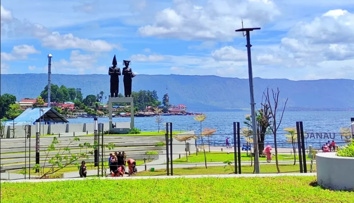 Pemandangan Pantai Bebas Parapat di tepi Danau Toba (travels promo)