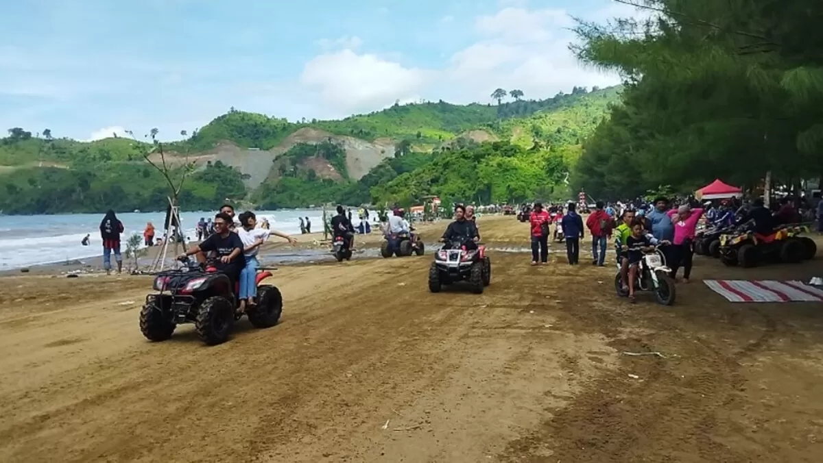 Suasana Pantai dipadati wisatawan (i news)